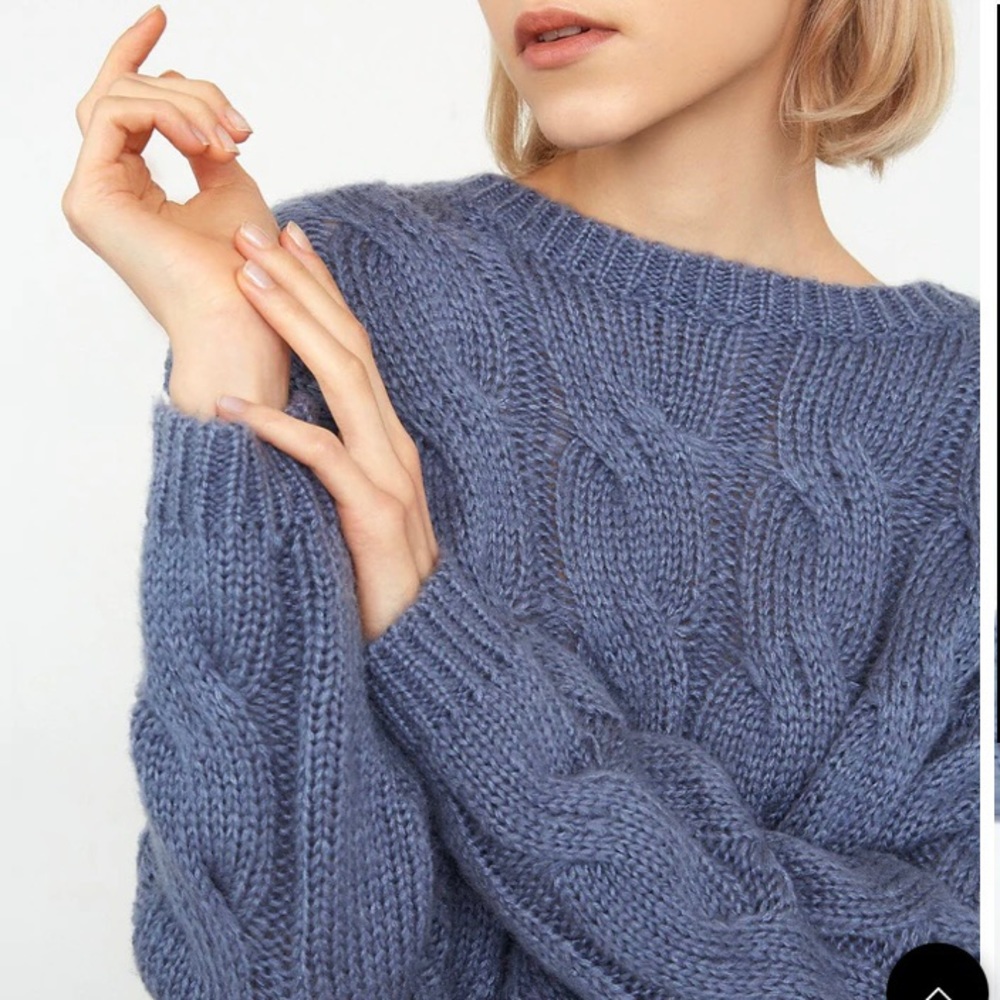 Blue cable knit sweater/jumper